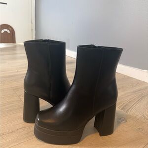 NEVER WORN Elegant Black Women's Ankle Boots